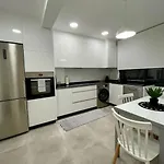 White Con Garaje