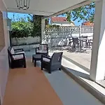 Casa Maximo En Vigo Con Patio Y Aparcamiento