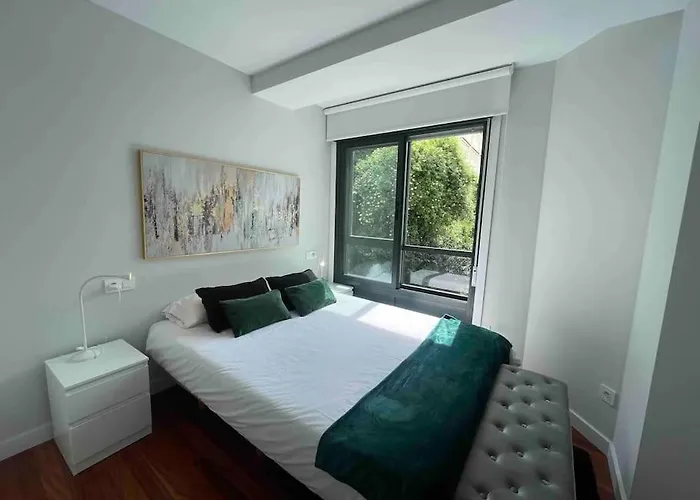 Premium La Farola Vigo Ybh12