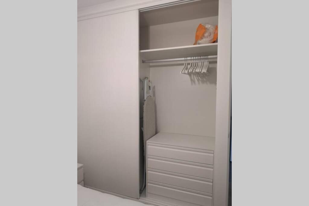 Piso Moderno Con Garaje En El Centro De Apartamento