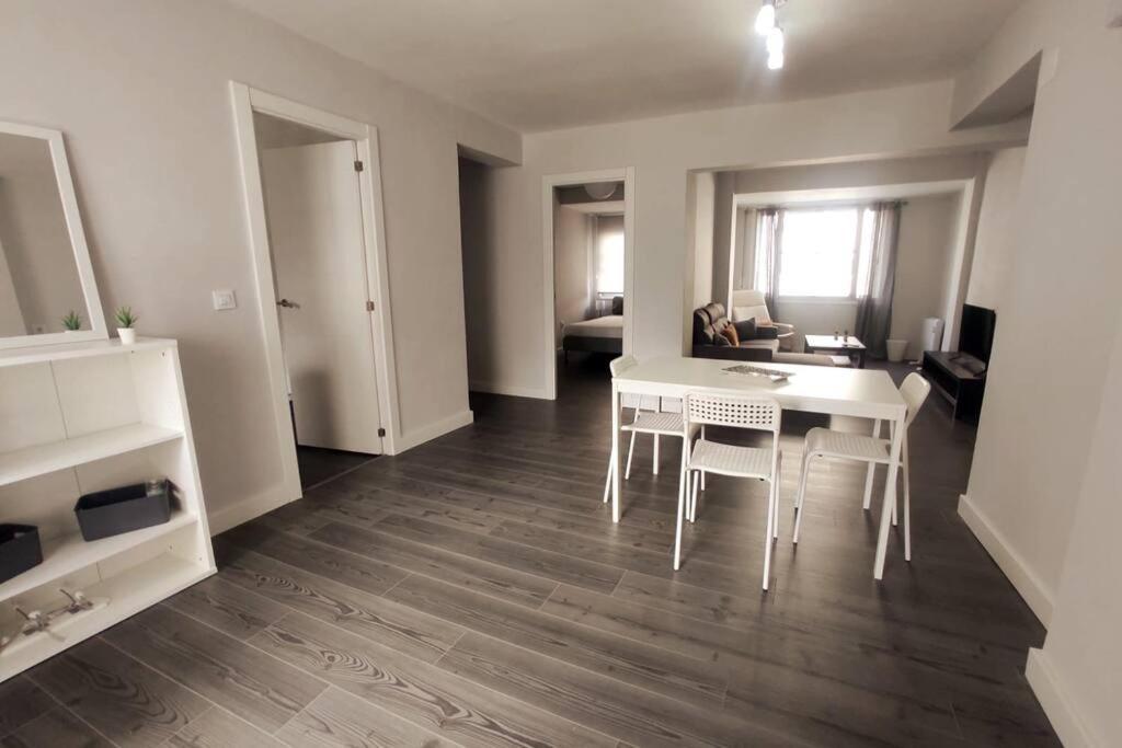 Apartamento Espacioso Piso Con Garaje Cerca Del Centro De *
