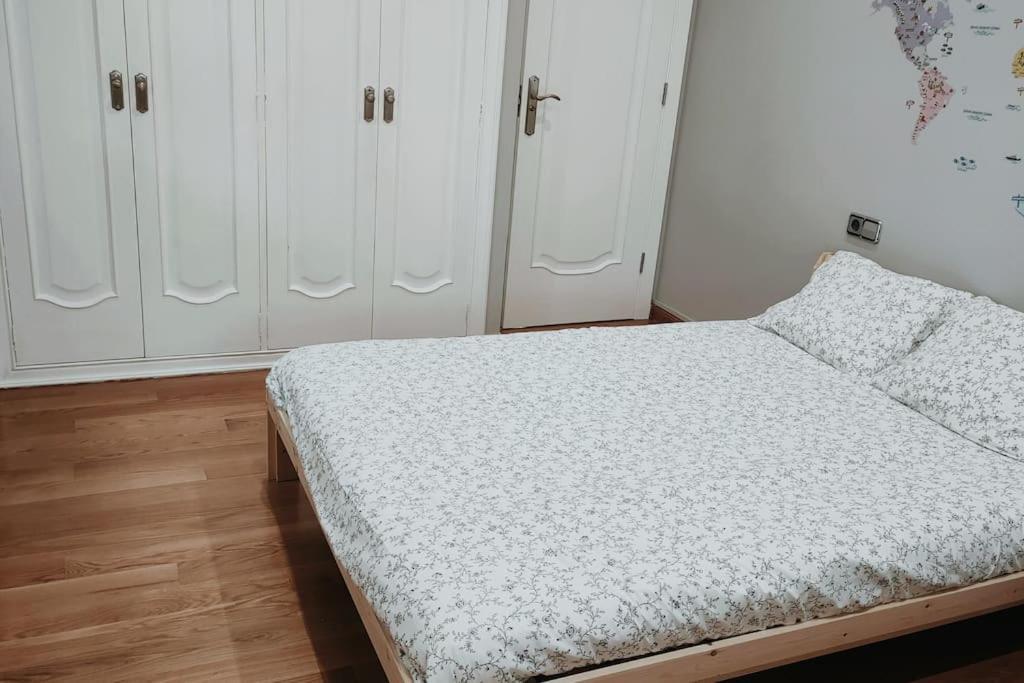 Gran Casa Pareada Con Piscina En Vigo. Playa: 9min * Vigo