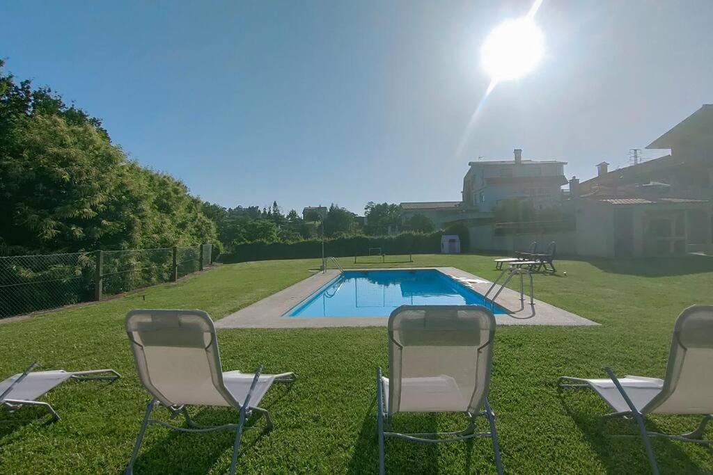 Gran Casa Pareada Con Piscina En Vigo. Playa: 9min