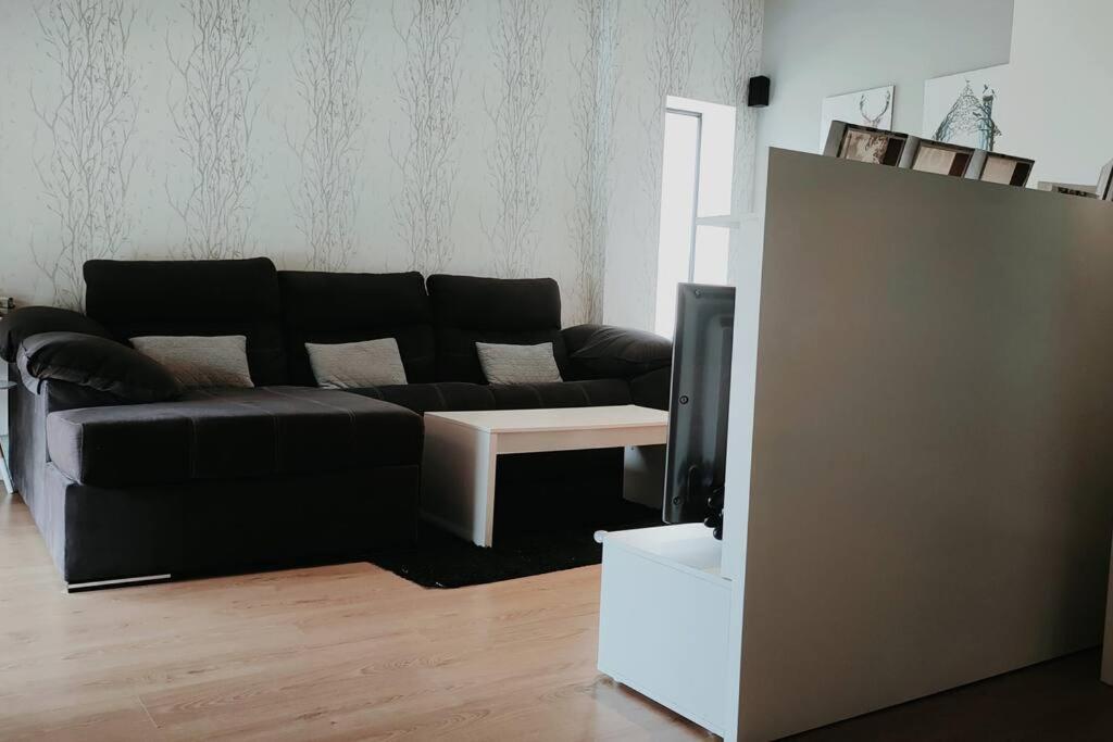 Gran Casa Pareada Con Piscina En Vigo. Playa: 9min *