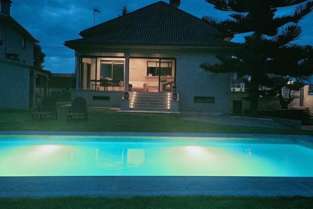 Gran Casa Pareada Con Piscina En Vigo. Playa: 9min * Vigo