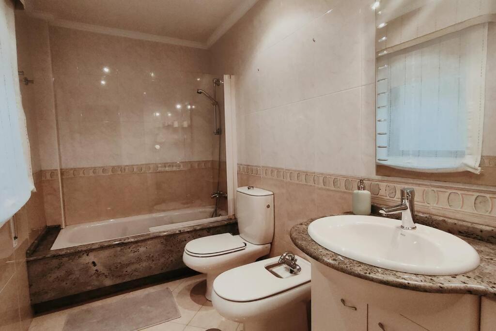 Сasa de vacaciones Gran Casa Pareada Con Piscina En Vigo. Playa: 9min
