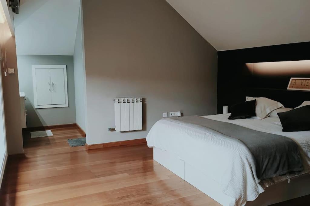 Gran Casa Pareada Con Piscina En Vigo. Playa: 9min Сasa de vacaciones Vigo
