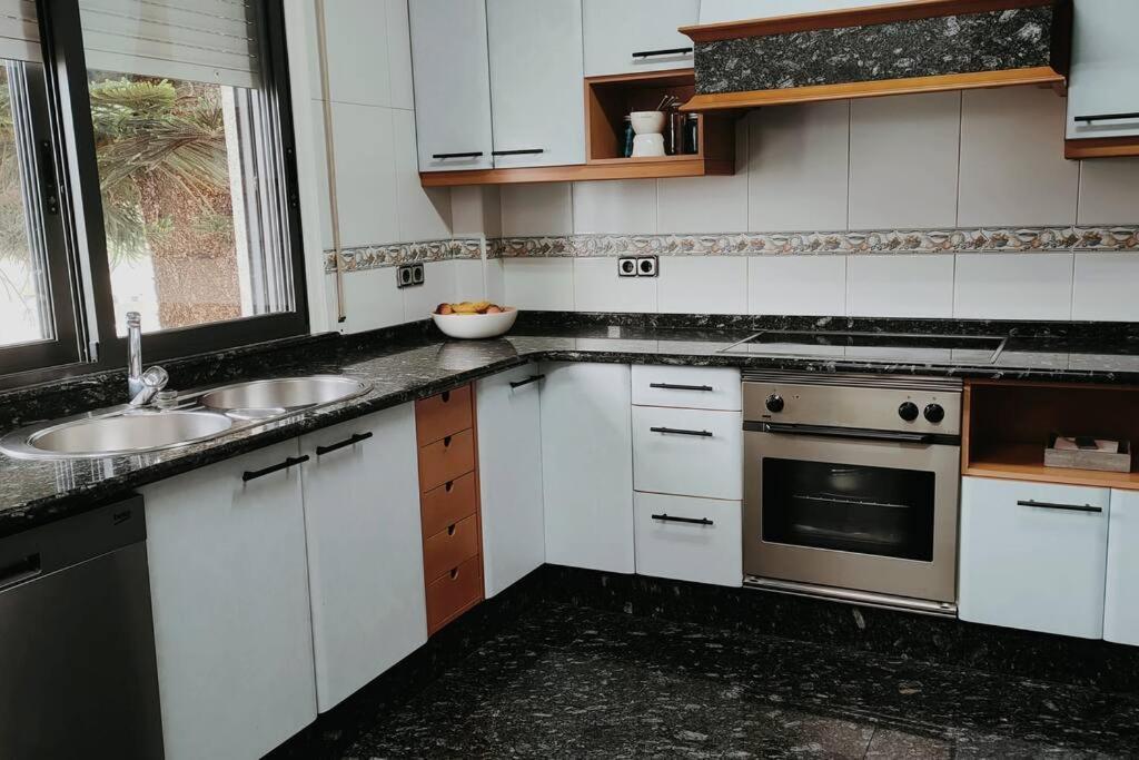 Сasa de vacaciones Gran Casa Pareada Con Piscina En Vigo. Playa: 9min
