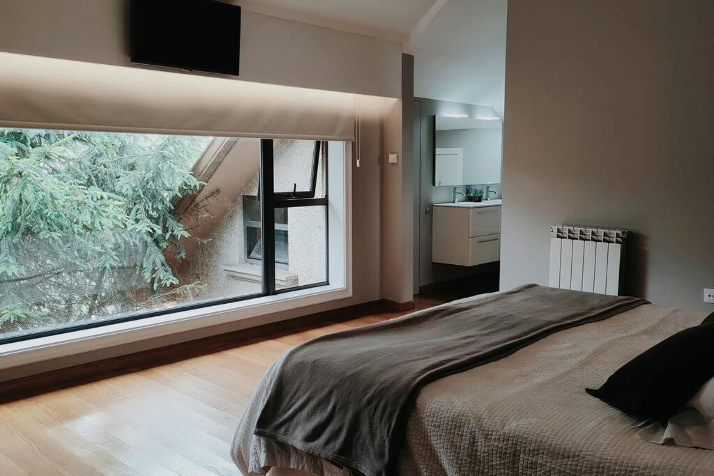 Gran Casa Pareada Con Piscina En Vigo. Playa: 9min * Vigo