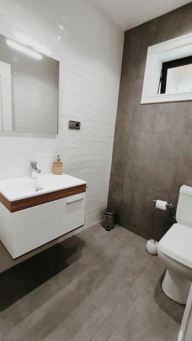Gran Casa Pareada Con Piscina En Vigo. Playa: 9min