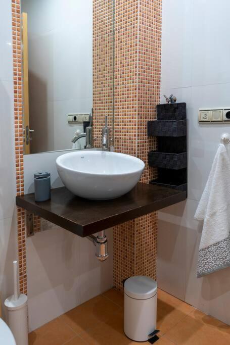 Apartment Precioso Estudio -centrico-garaje- Moderno-netflix *