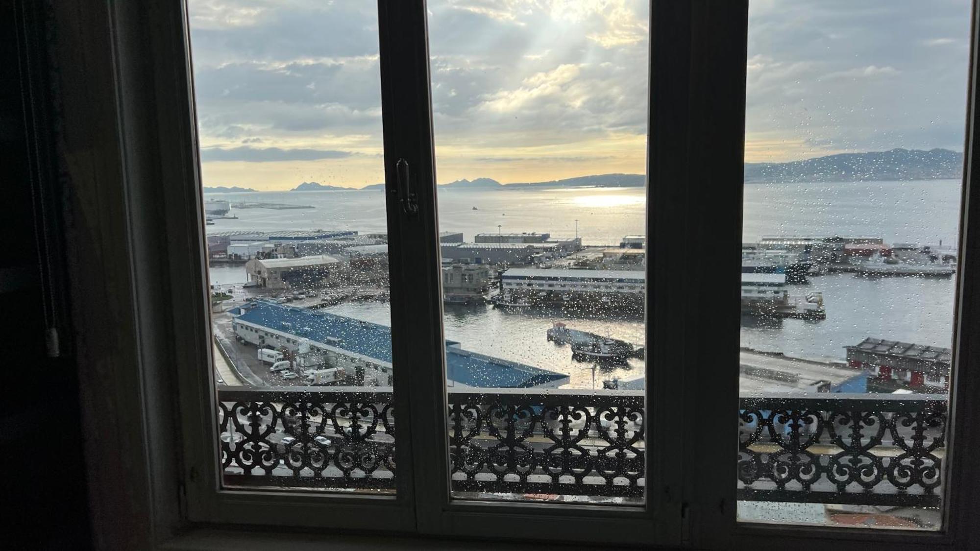 Balcony To The Bay Apartment *