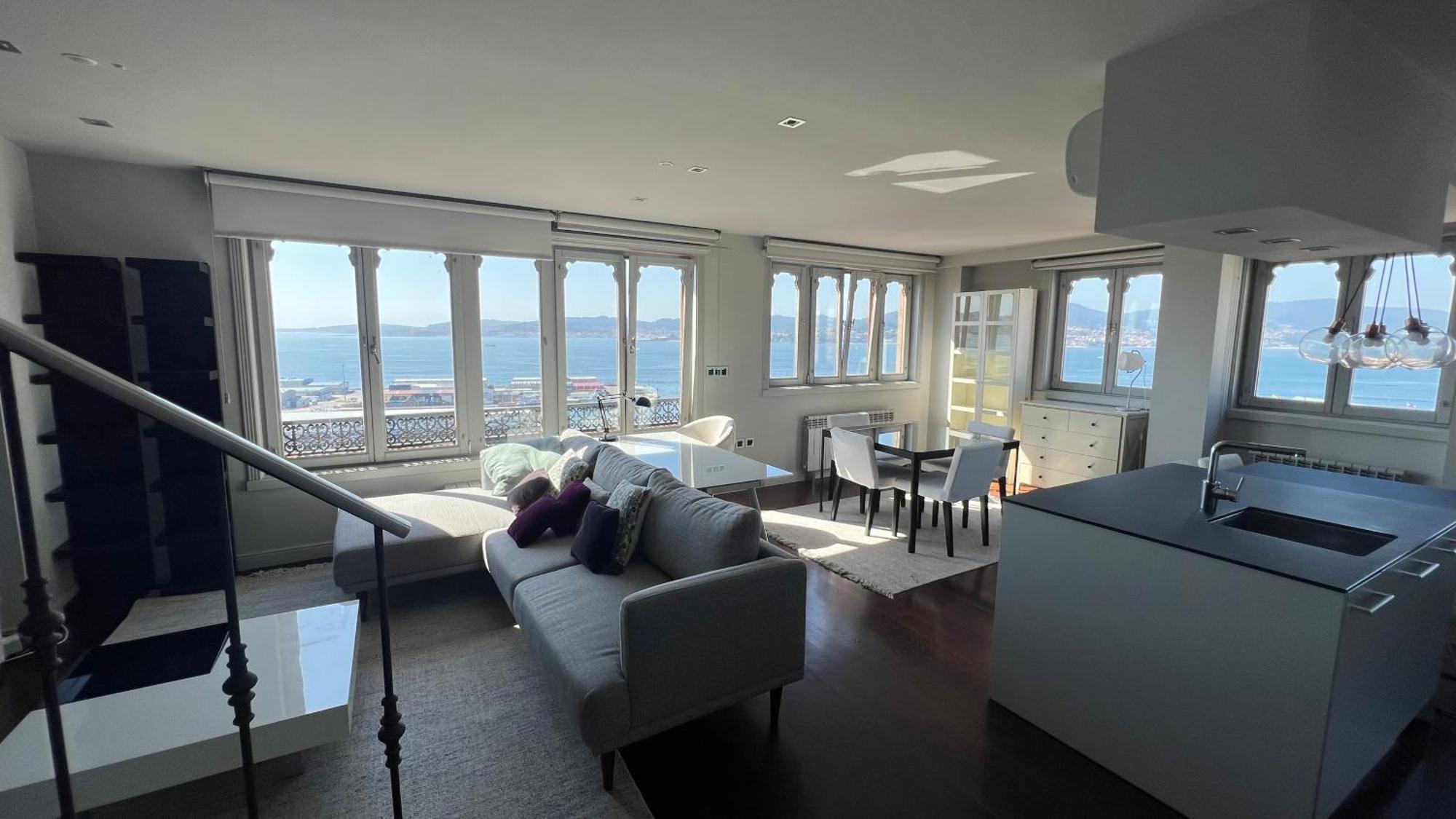 Balcony To The Bay Apartment