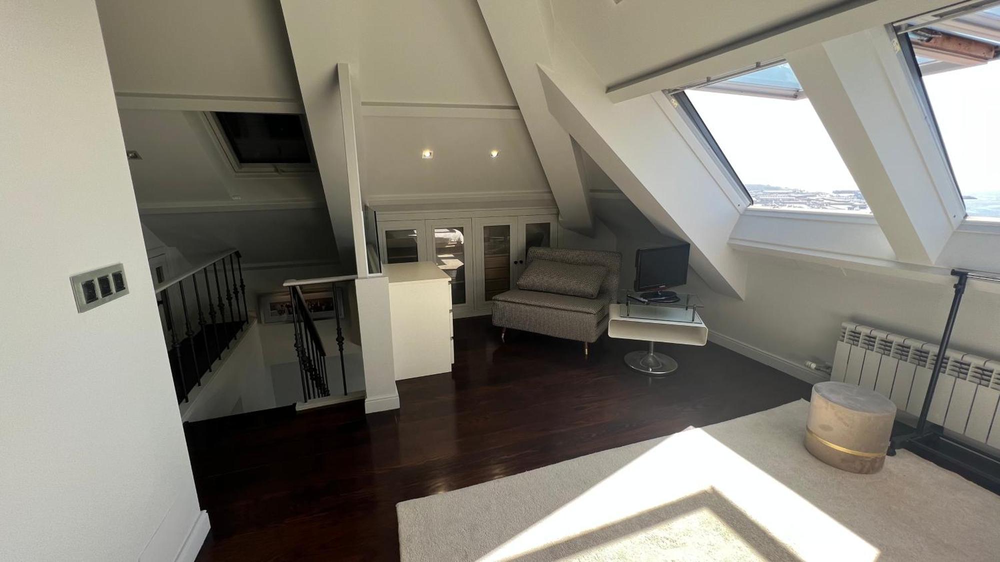 Balcony To The Bay Apartment *