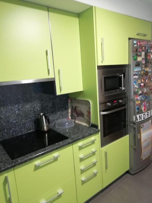 En Piso Compartido Cerca De Playa De Samil Apartamento