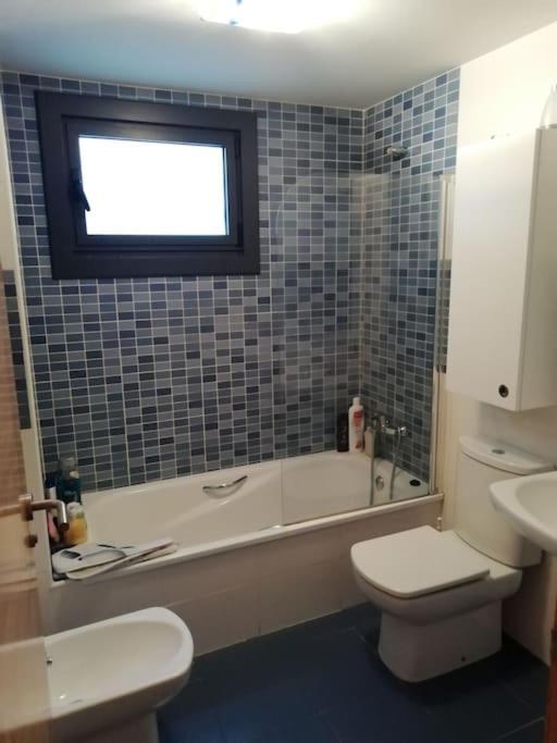 En Piso Compartido Cerca De Playa De Samil Apartamento