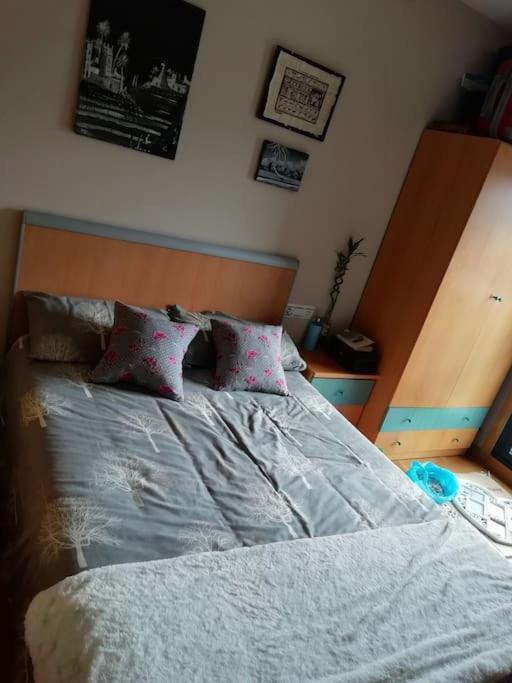 Apartamento En Piso Compartido Cerca De Playa De Samil *