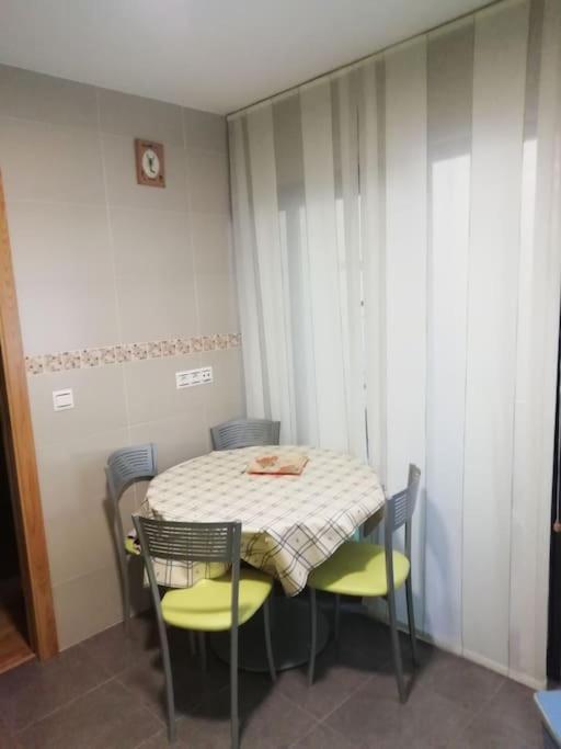En Piso Compartido Cerca De Playa De Samil Apartamento