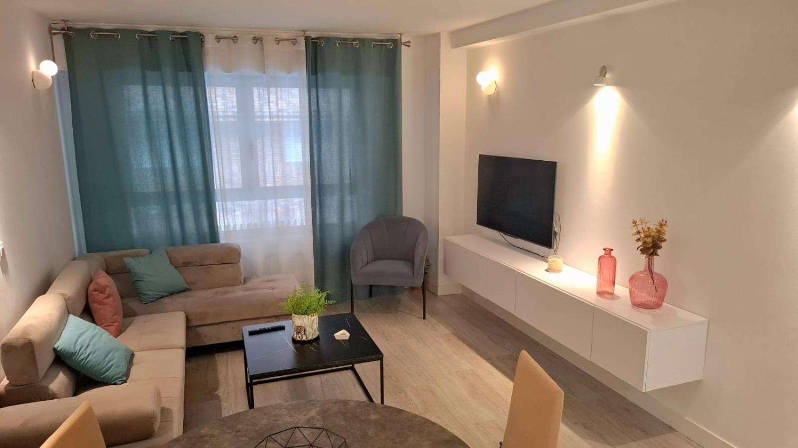 Moderno Con Garaje Privado En El Centro De Apartamento *