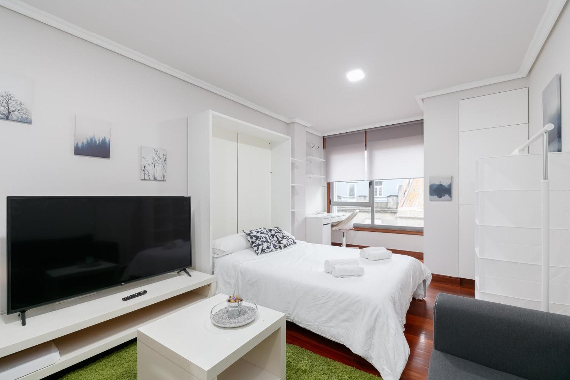 Estudio Moderno Con Parking By * Vigo