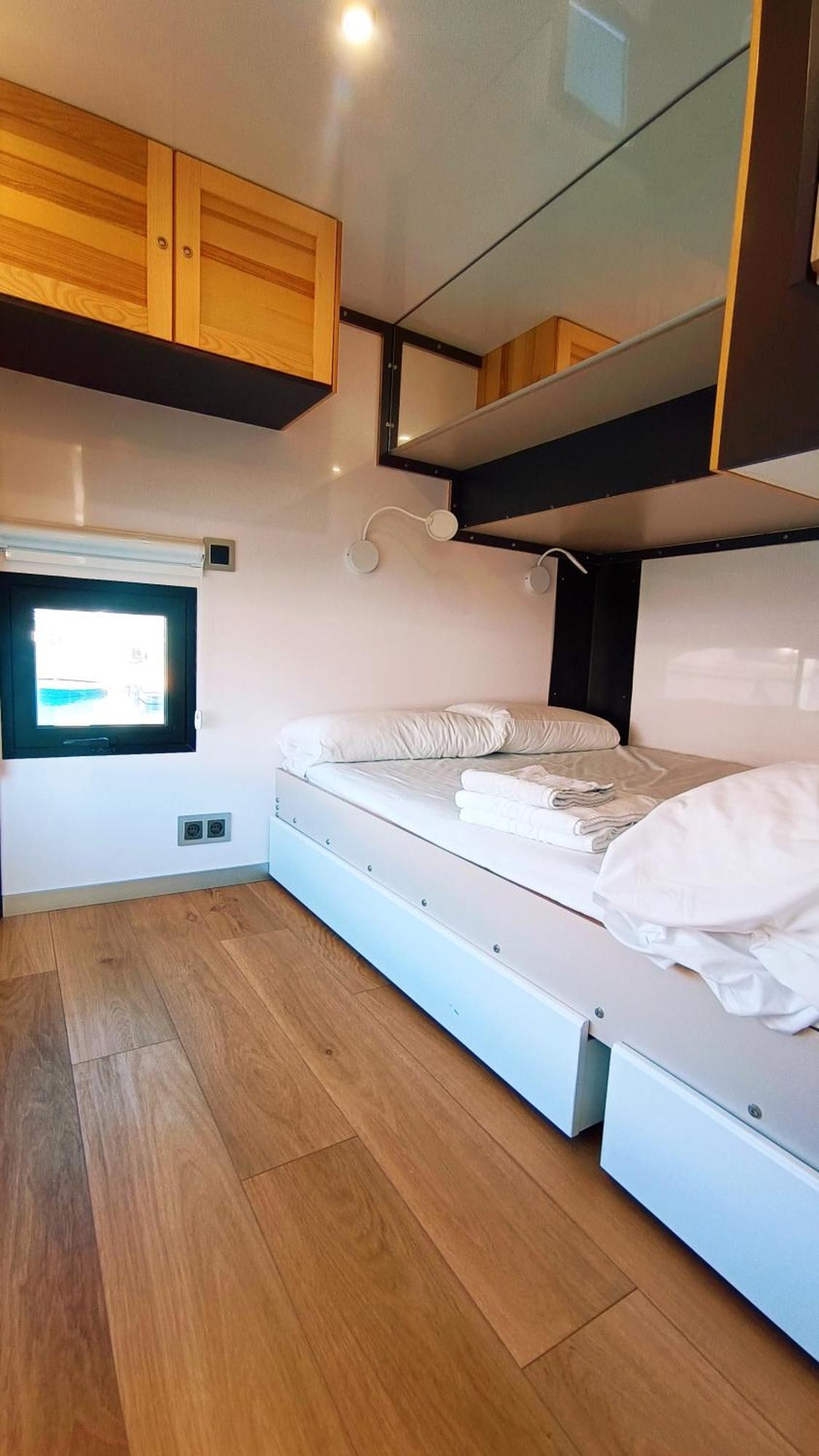 Hotel en barco Different Charter *