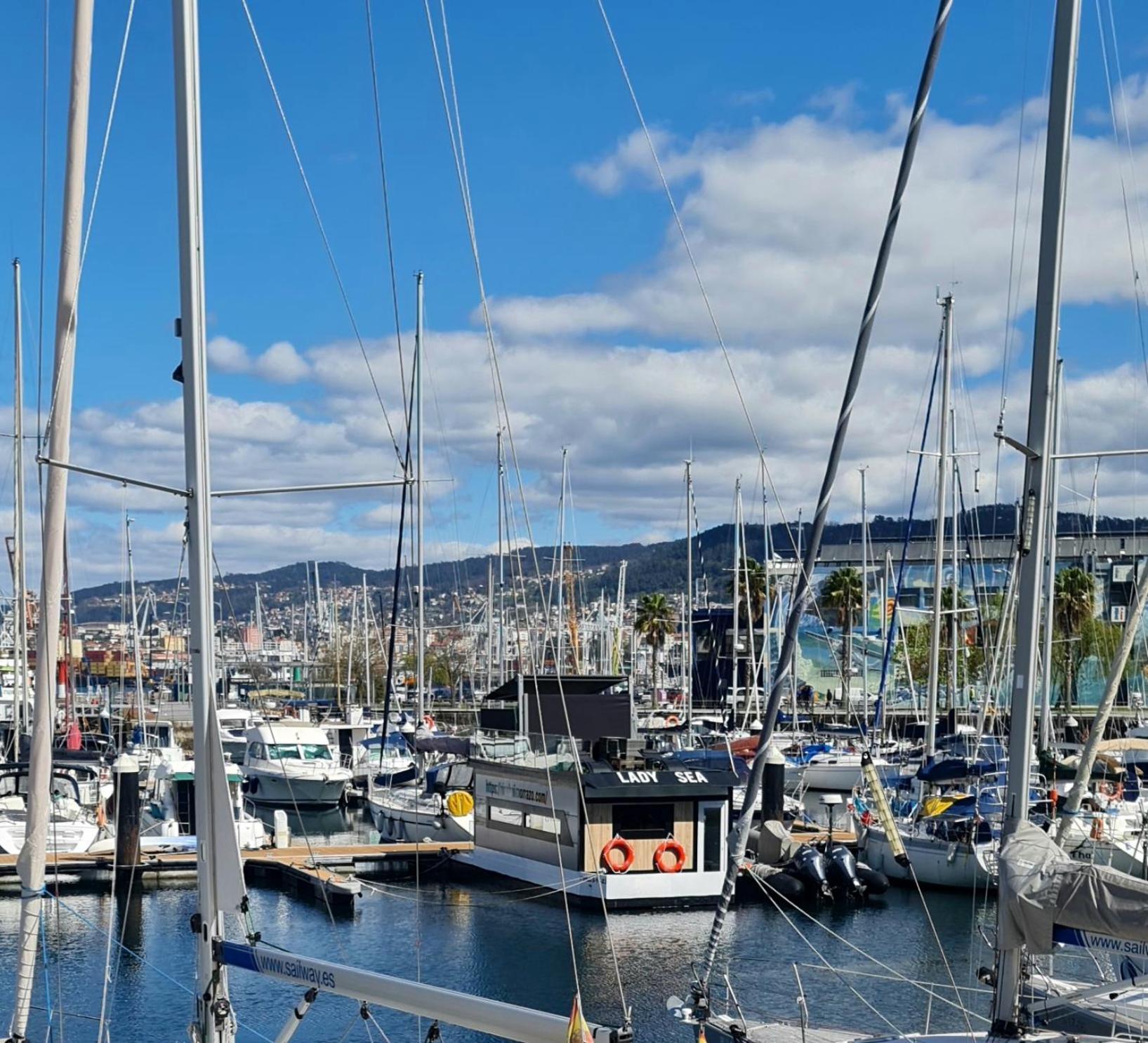 Barco-apartamento En El Nautico De Vigo