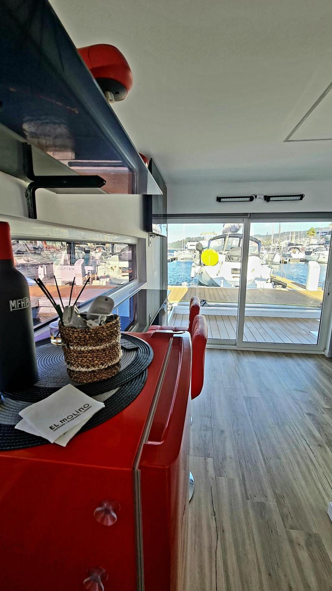 Barco-apartamento En El Nautico De *